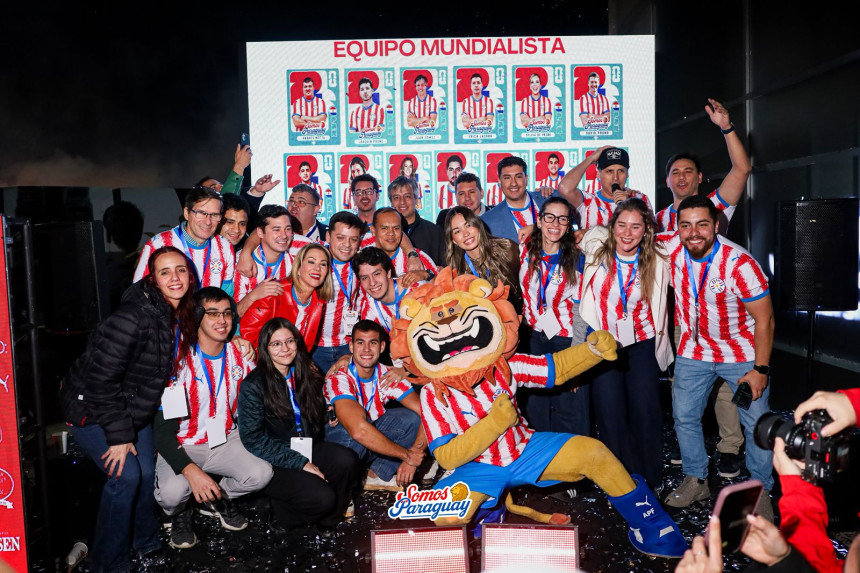 Exclusiva entrega de vouchers y kit oficial a hinchas de la Albirroja que asistirán al Mundial de Fútbol